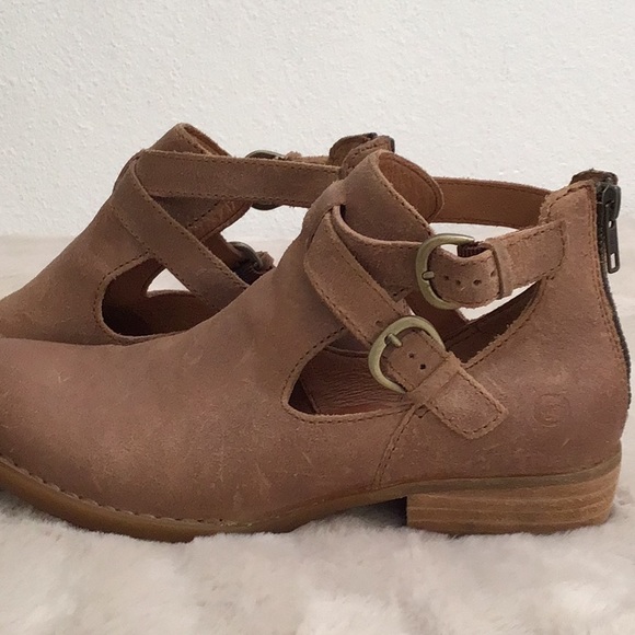 ๐ BORN Sand Natural Distress Leather Buckled Sandal Bootie Low Heel - Picture 4 of 10